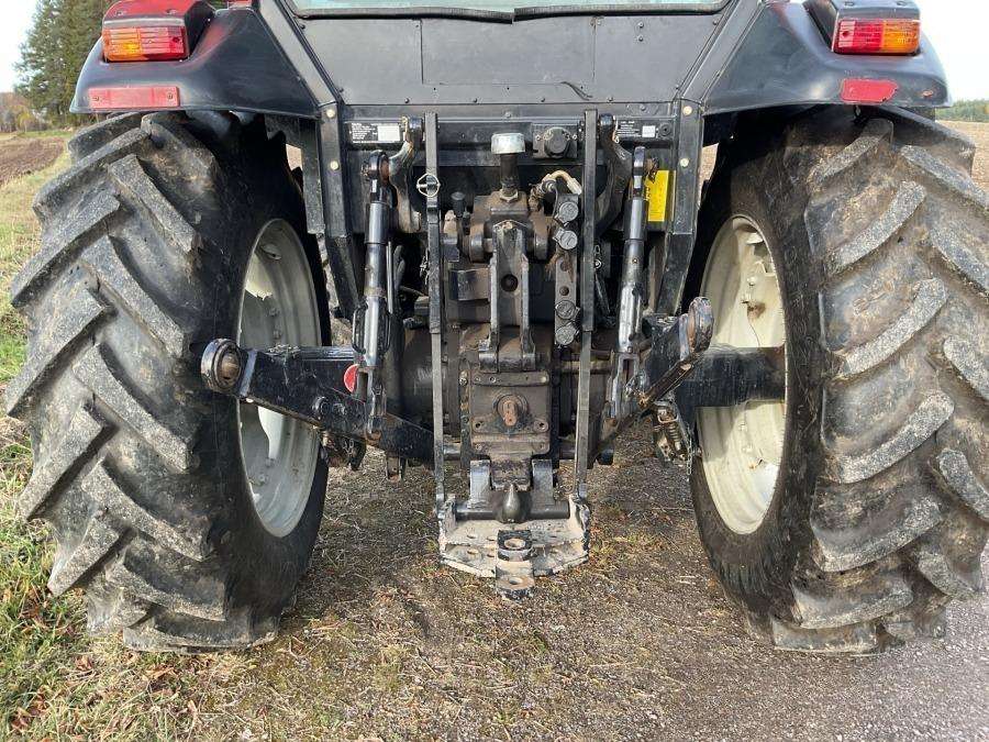 2001 Valtra 700-4 Tractor with loader - Image 30
