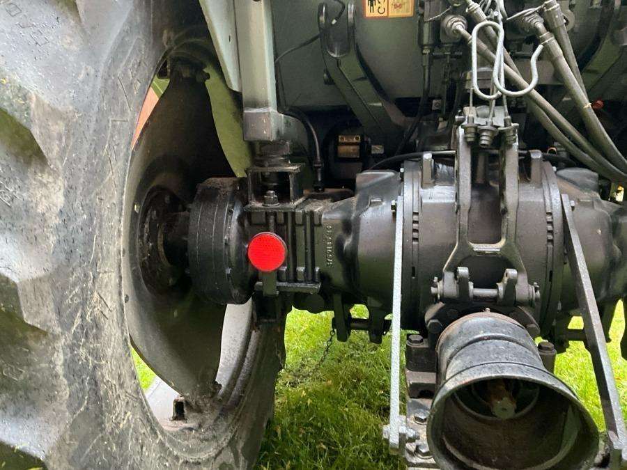 1999 Massey Ferguson 4225 Tractor with folding plough - Image 32