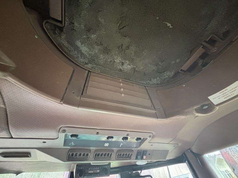 1997 John Deere 2140 tractor with loader - Image 32