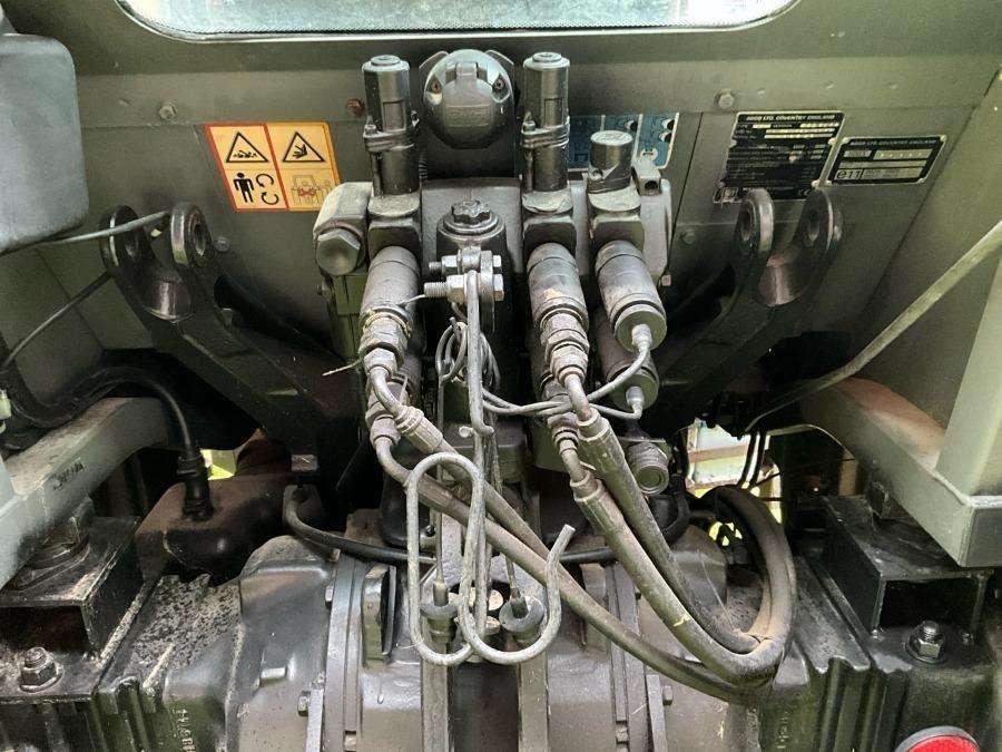 1999 Massey Ferguson 4225 Tractor with folding plough - Image 33