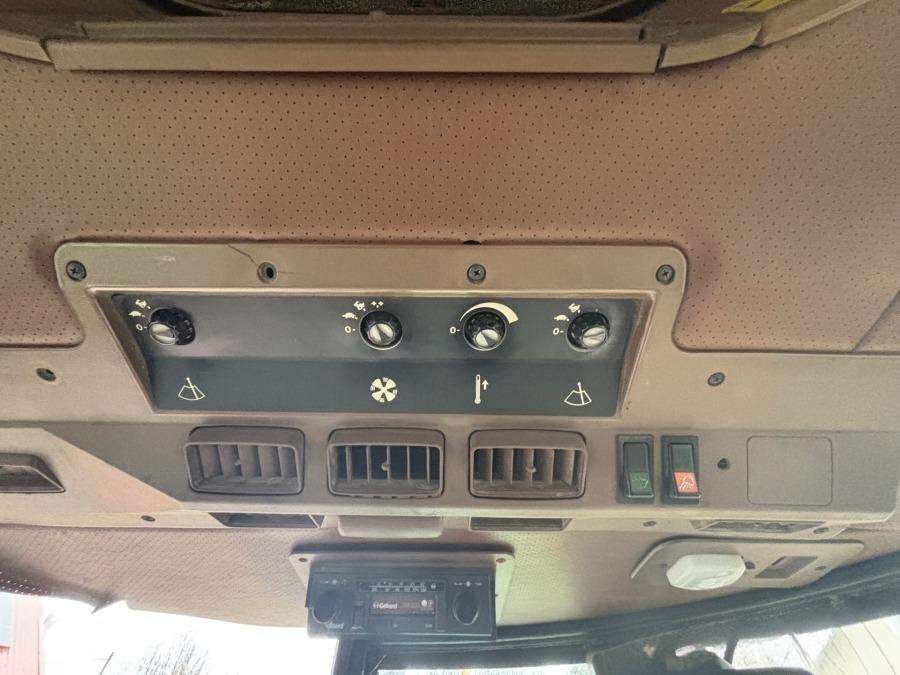 1997 John Deere 2140 tractor with loader - Image 33