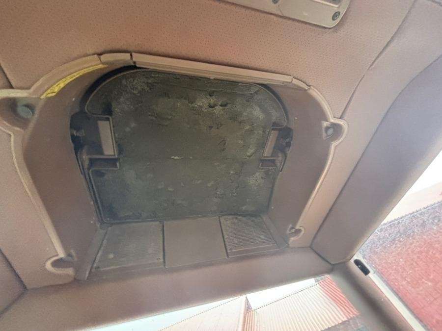 1997 John Deere 2140 tractor with loader - Image 34