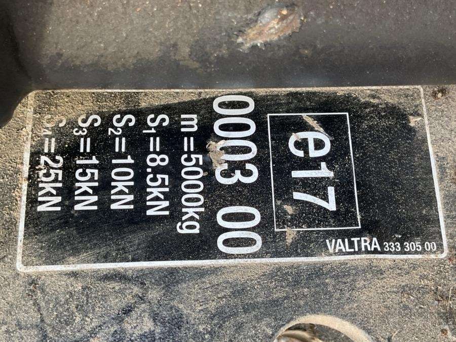 2001 Valtra 700-4 Tractor with loader - Image 34