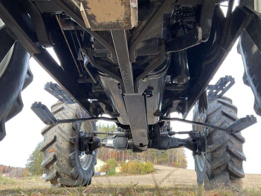 2001 Valtra 700-4 Tractor with loader - Image 35