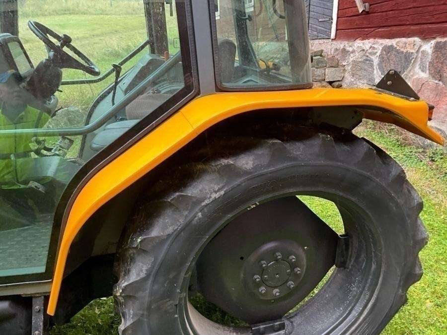 1999 Massey Ferguson 4225 Tractor with folding plough - Image 39