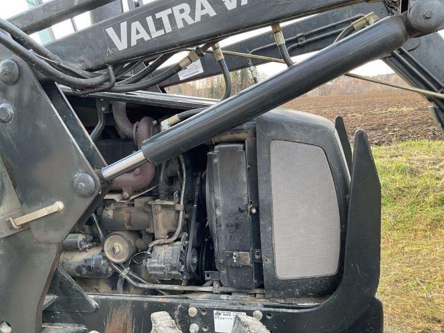 2001 Valtra 700-4 Tractor with loader - Image 38