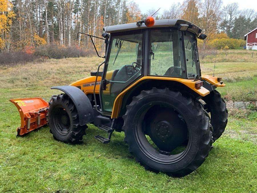1999 Massey Ferguson 4225 Tractor with folding plough - Image 5