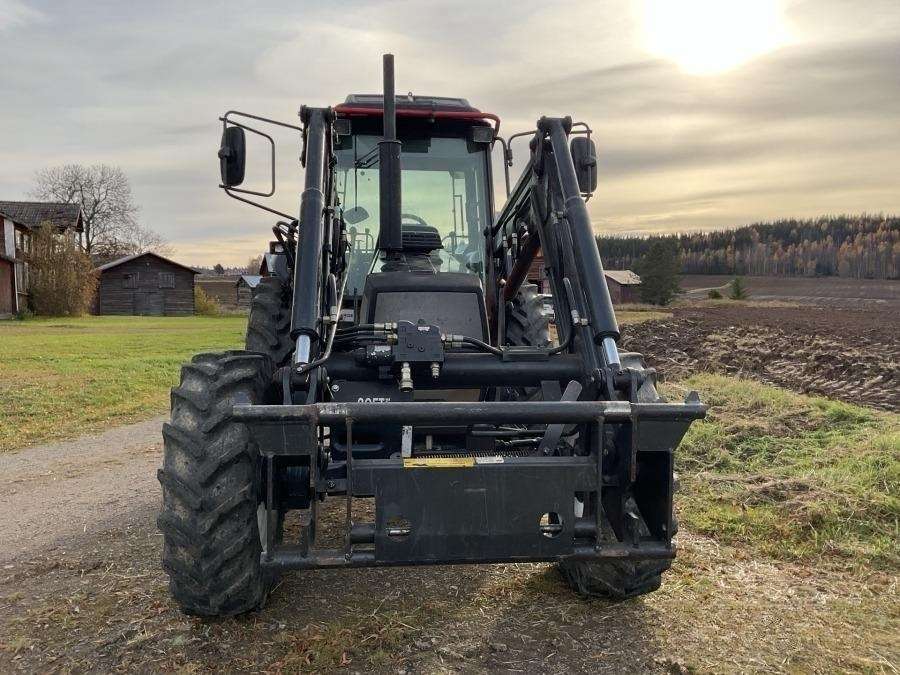 2001 Valtra 700-4 Tractor with loader - Image 4