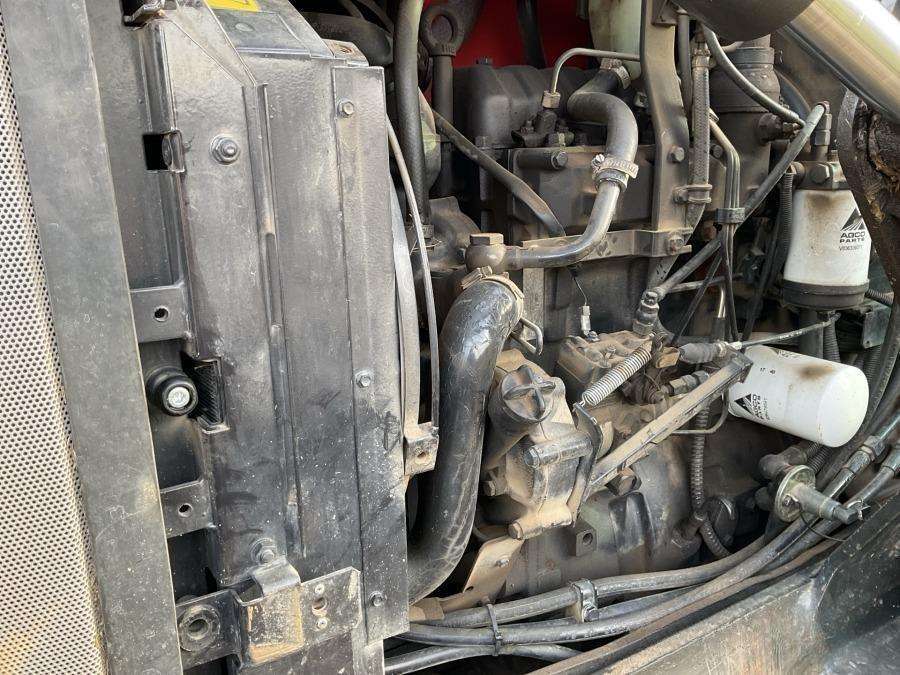 2001 Valtra 700-4 Tractor with loader - Image 41