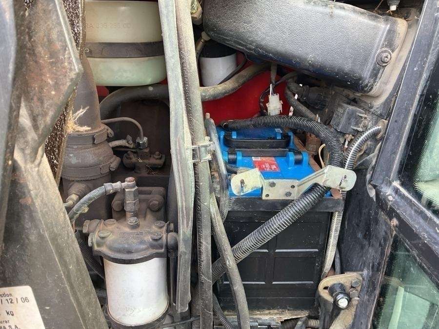 2001 Valtra 700-4 Tractor with loader - Image 42