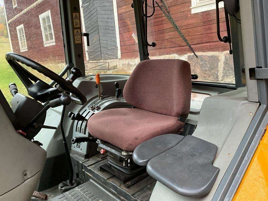 1999 Massey Ferguson 4225 Tractor with folding plough - Image 44