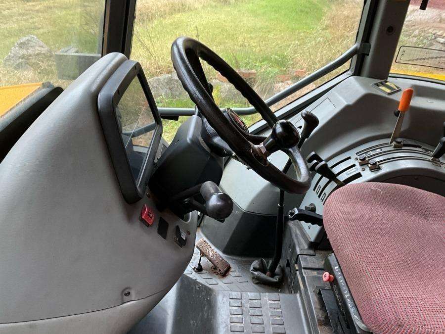 1999 Massey Ferguson 4225 Tractor with folding plough - Image 45