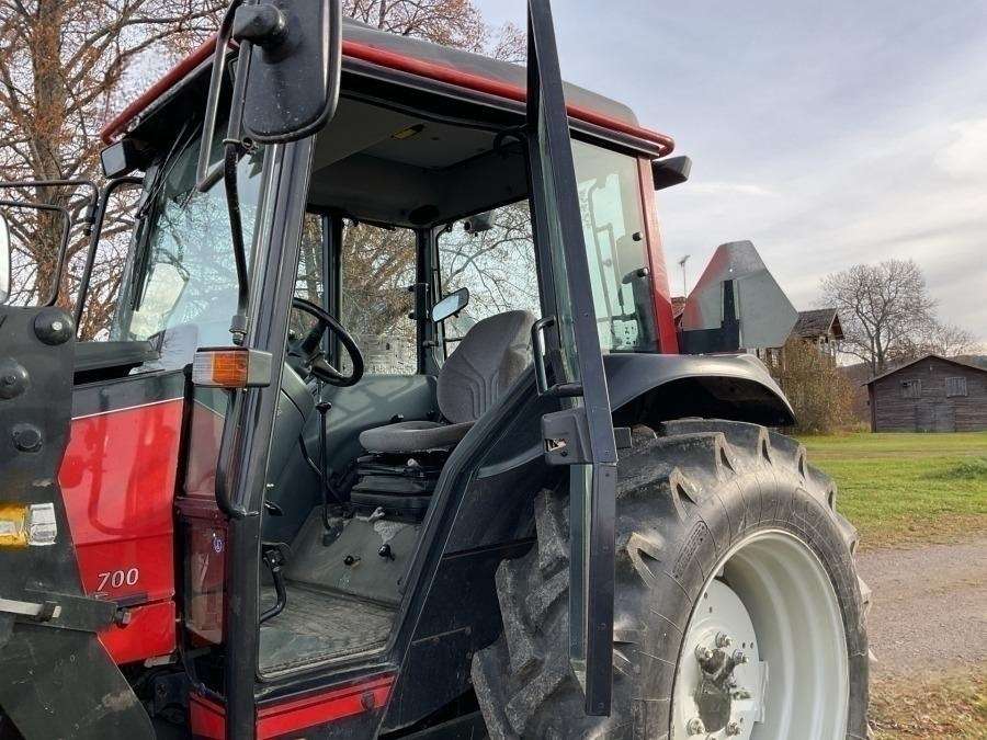 2001 Valtra 700-4 Tractor with loader - Image 44