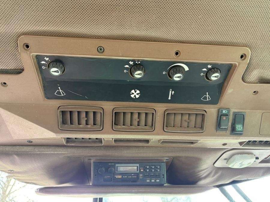 1987 John Deere 2450 Traktor - Image 46