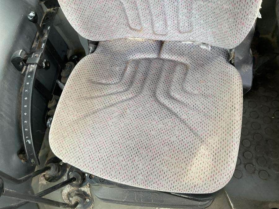 2001 Valtra 700-4 Tractor with loader - Image 46