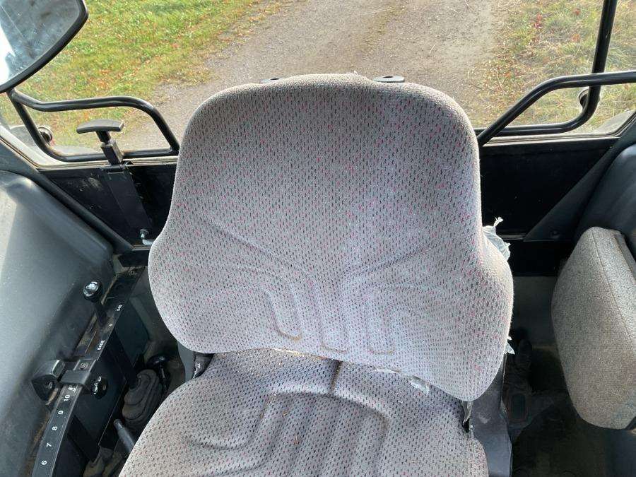 2001 Valtra 700-4 Tractor with loader - Image 47