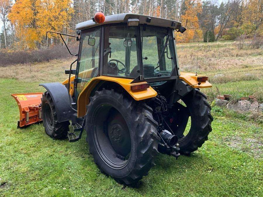 1999 Massey Ferguson 4225 Tractor with folding plough - Image 6