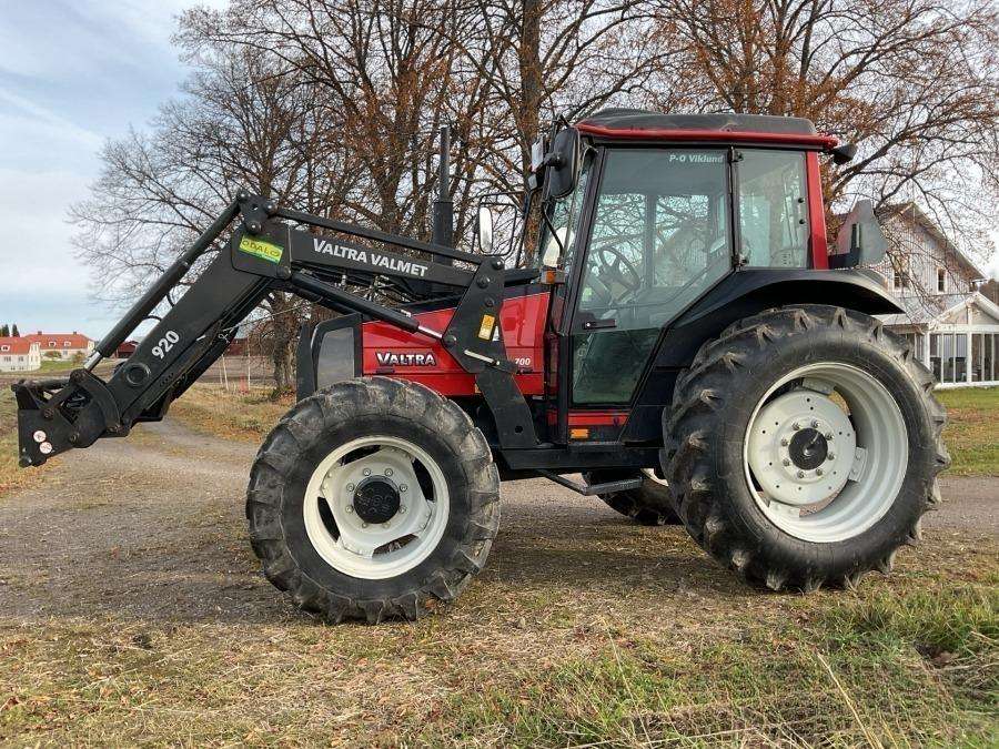 2001 Valtra 700-4 Tractor with loader - Image 5