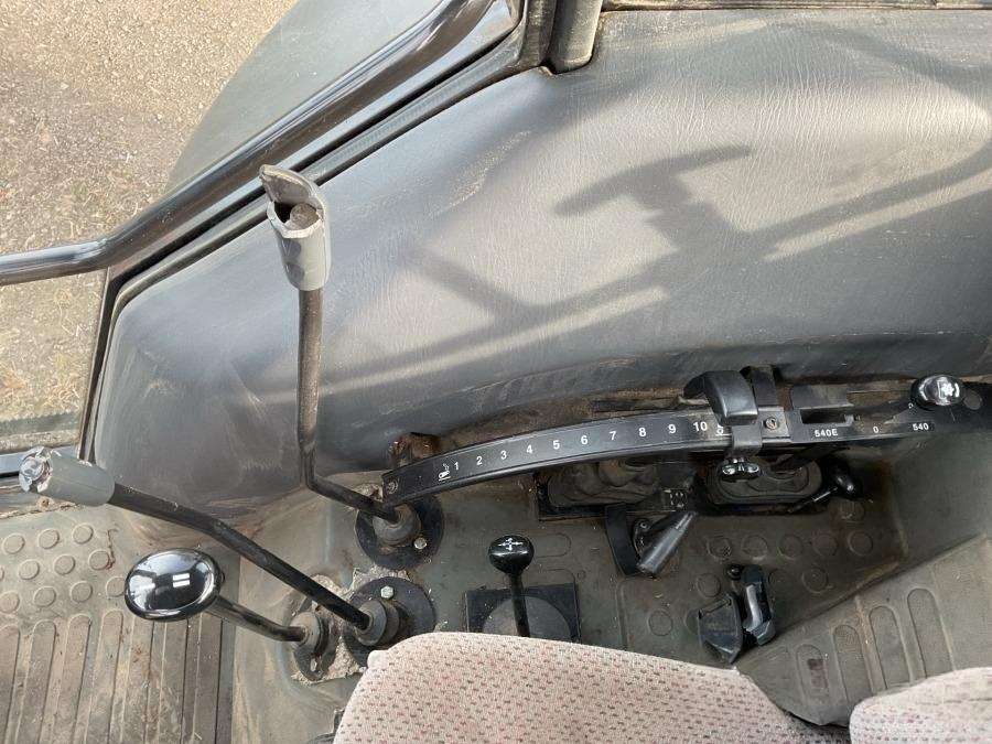 2001 Valtra 700-4 Tractor with loader - Image 50