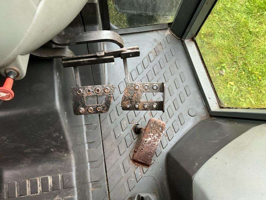 1999 Massey Ferguson 4225 Tractor with folding plough - Image 52