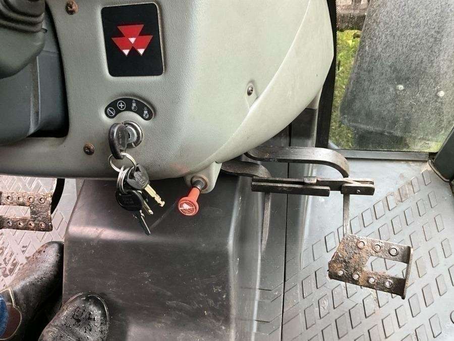 1999 Massey Ferguson 4225 Tractor with folding plough - Image 53