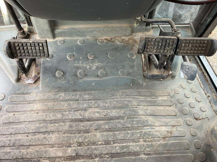 2001 Valtra 700-4 Tractor with loader - Image 53