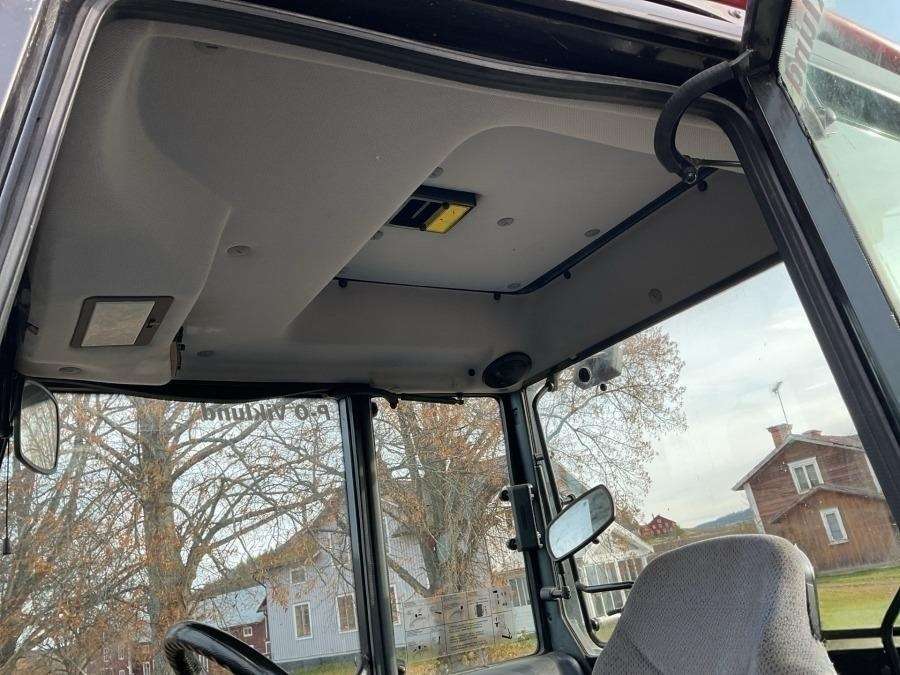 2001 Valtra 700-4 Tractor with loader - Image 55