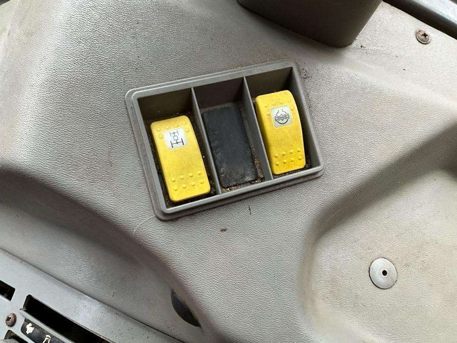 1999 Massey Ferguson 4225 Tractor with folding plough - Image 57