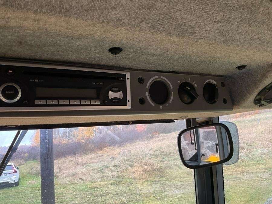 1999 Massey Ferguson 4225 Tractor with folding plough - Image 58