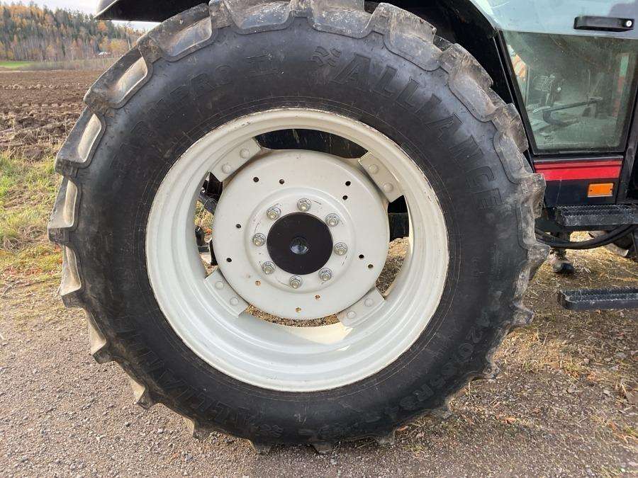 2001 Valtra 700-4 Tractor with loader - Image 58