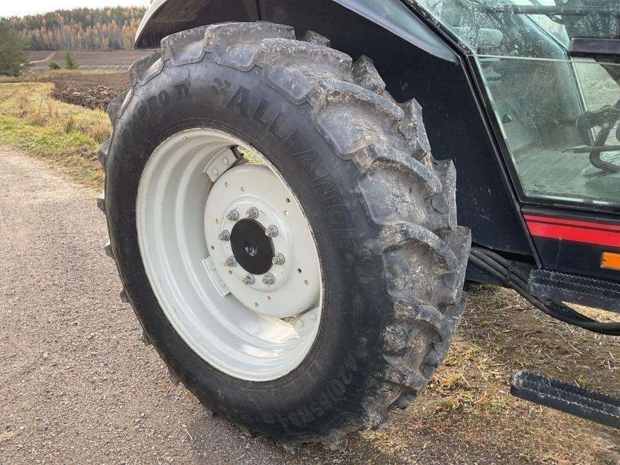 2001 Valtra 700-4 Tractor with loader - Image 59