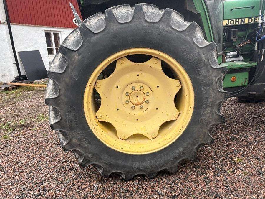 1997 John Deere 2140 tractor with loader - Image 61