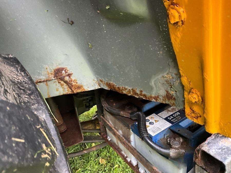 1999 Massey Ferguson 4225 Tractor with folding plough - Image 61