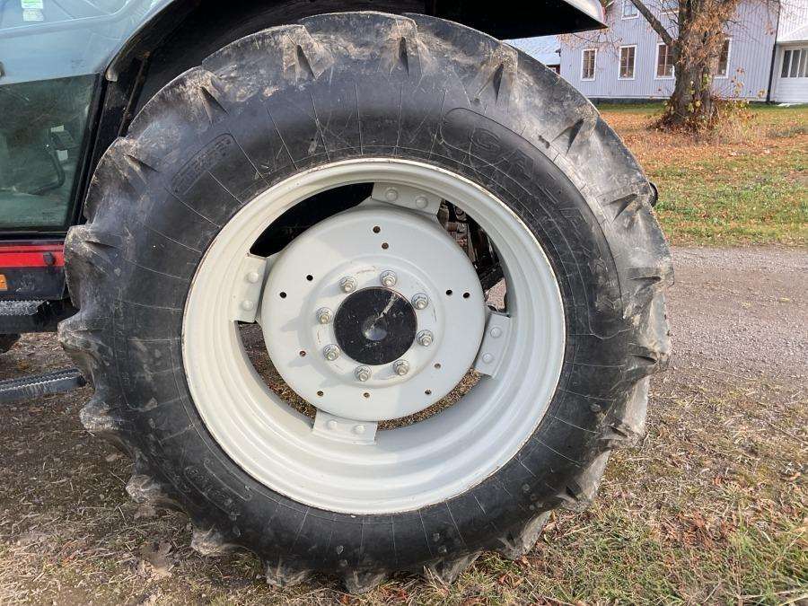 2001 Valtra 700-4 Tractor with loader - Image 60