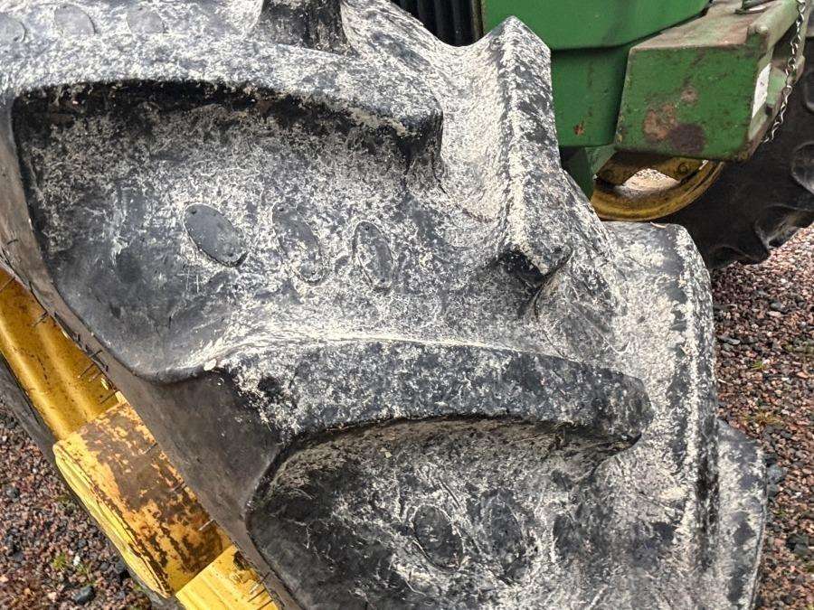 1997 John Deere 2140 tractor with loader - Image 64