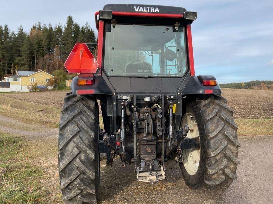 2001 Valtra 700-4 Tractor with loader - Image 7