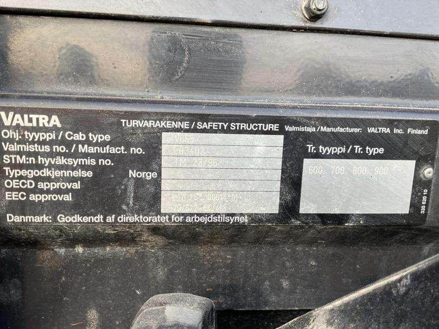 2001 Valtra 700-4 Tractor with loader - Image 70