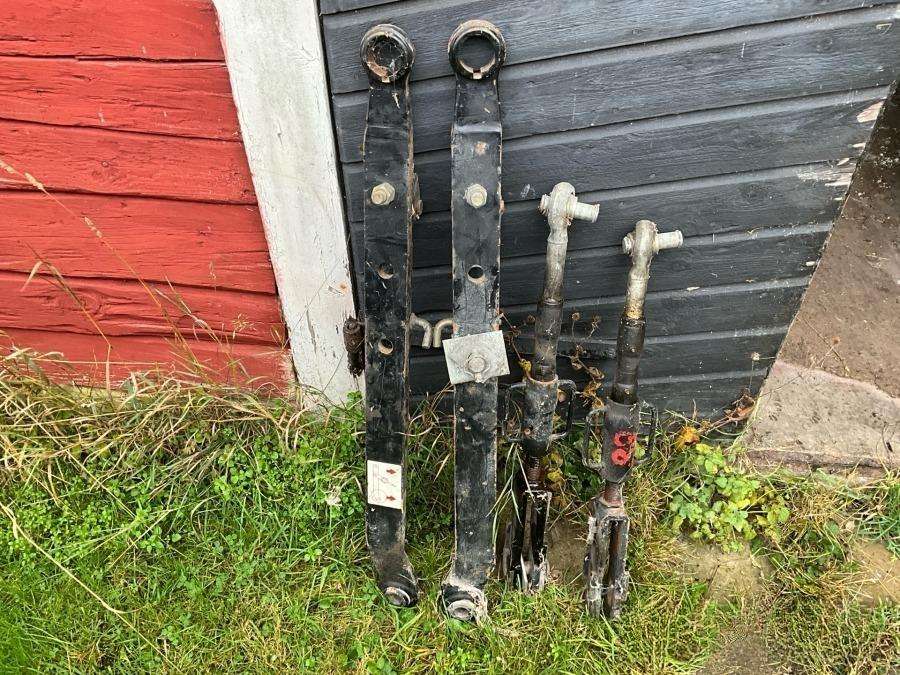 1999 Massey Ferguson 4225 Tractor with folding plough - Image 72