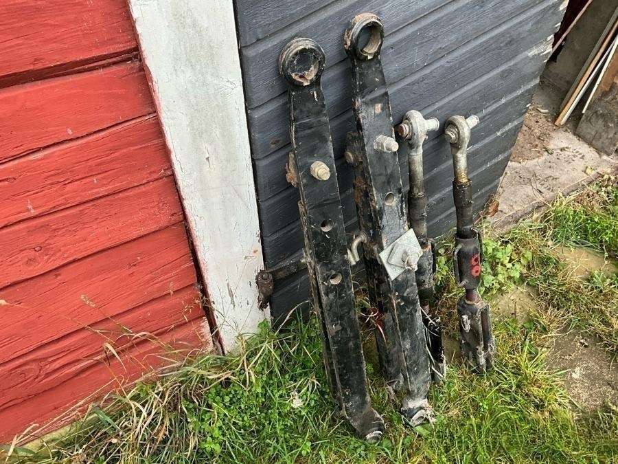 1999 Massey Ferguson 4225 Tractor with folding plough - Image 73