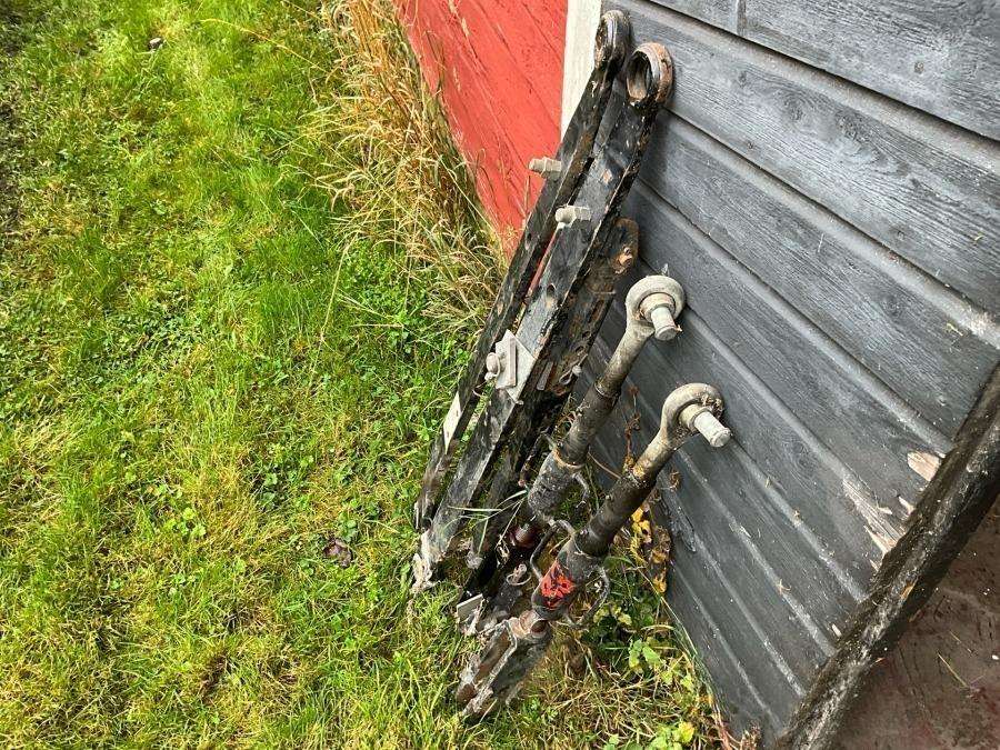 1999 Massey Ferguson 4225 Tractor with folding plough - Image 74