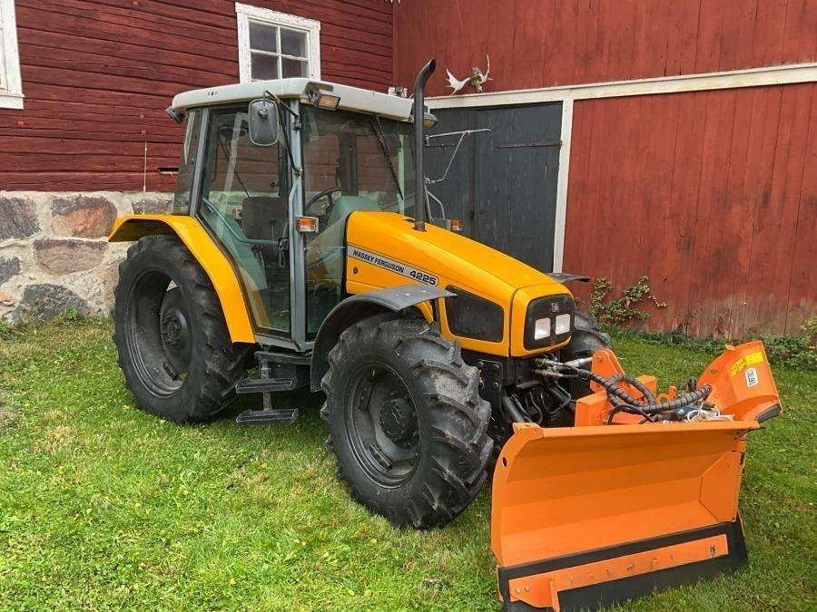1999 Massey Ferguson 4225 Tractor with folding plough - Image 9