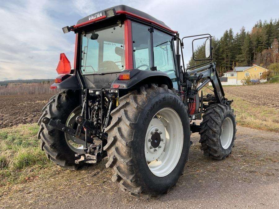 2001 Valtra 700-4 Tractor with loader - Image 8