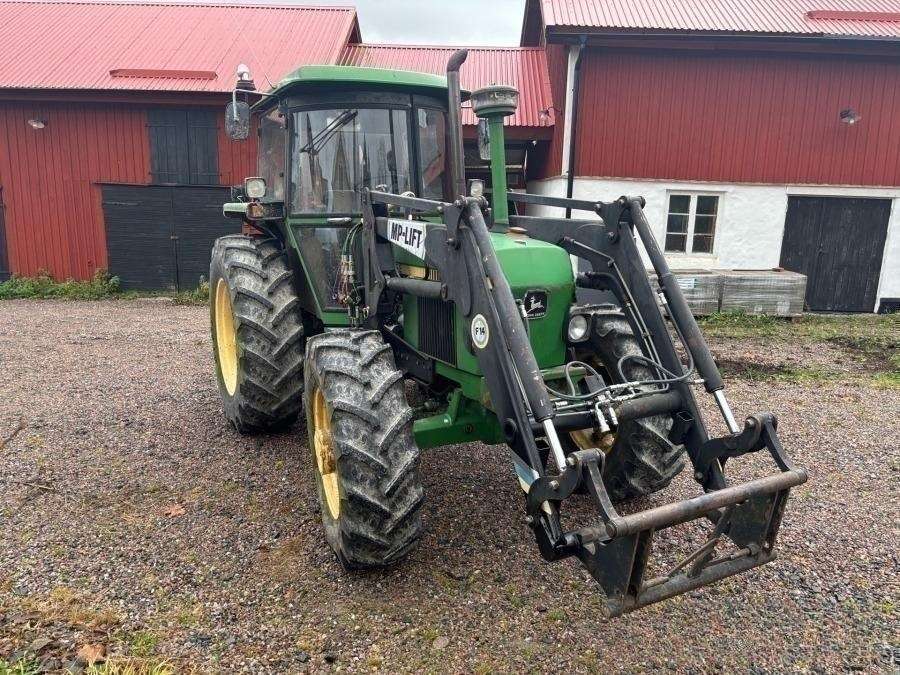 1997 John Deere 2140 tractor with loader