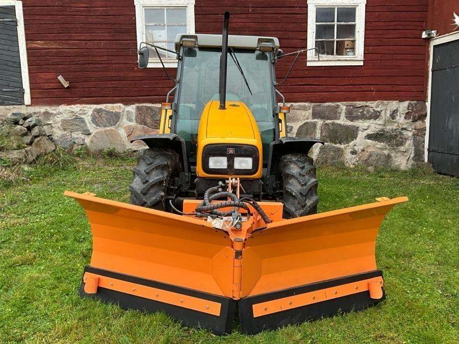 1999 Massey Ferguson 4225 Tractor with folding plough - Image 10