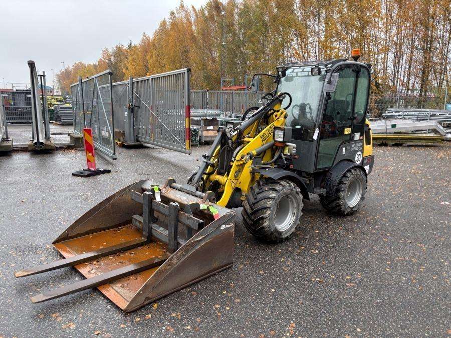 2016 Wacker Neuson WL25 Loader with bucket and forks - Image 2