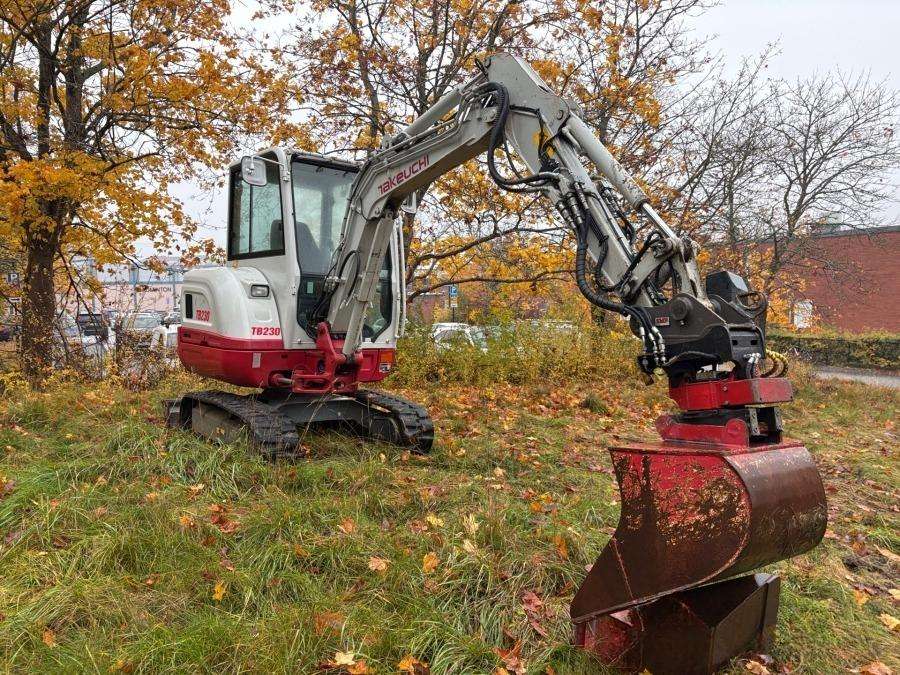 2021 Takeuchi TB 230 Excavator with rototilt & attachments - Image 11
