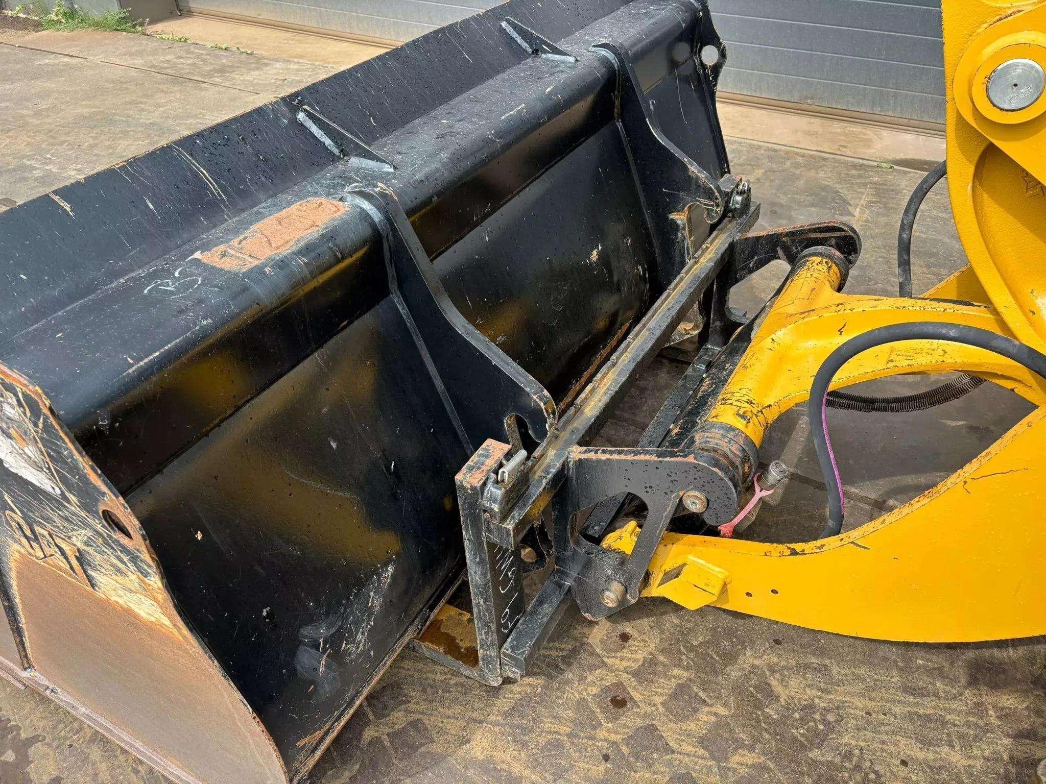 2022 Caterpillar 908M Loader - Image 10