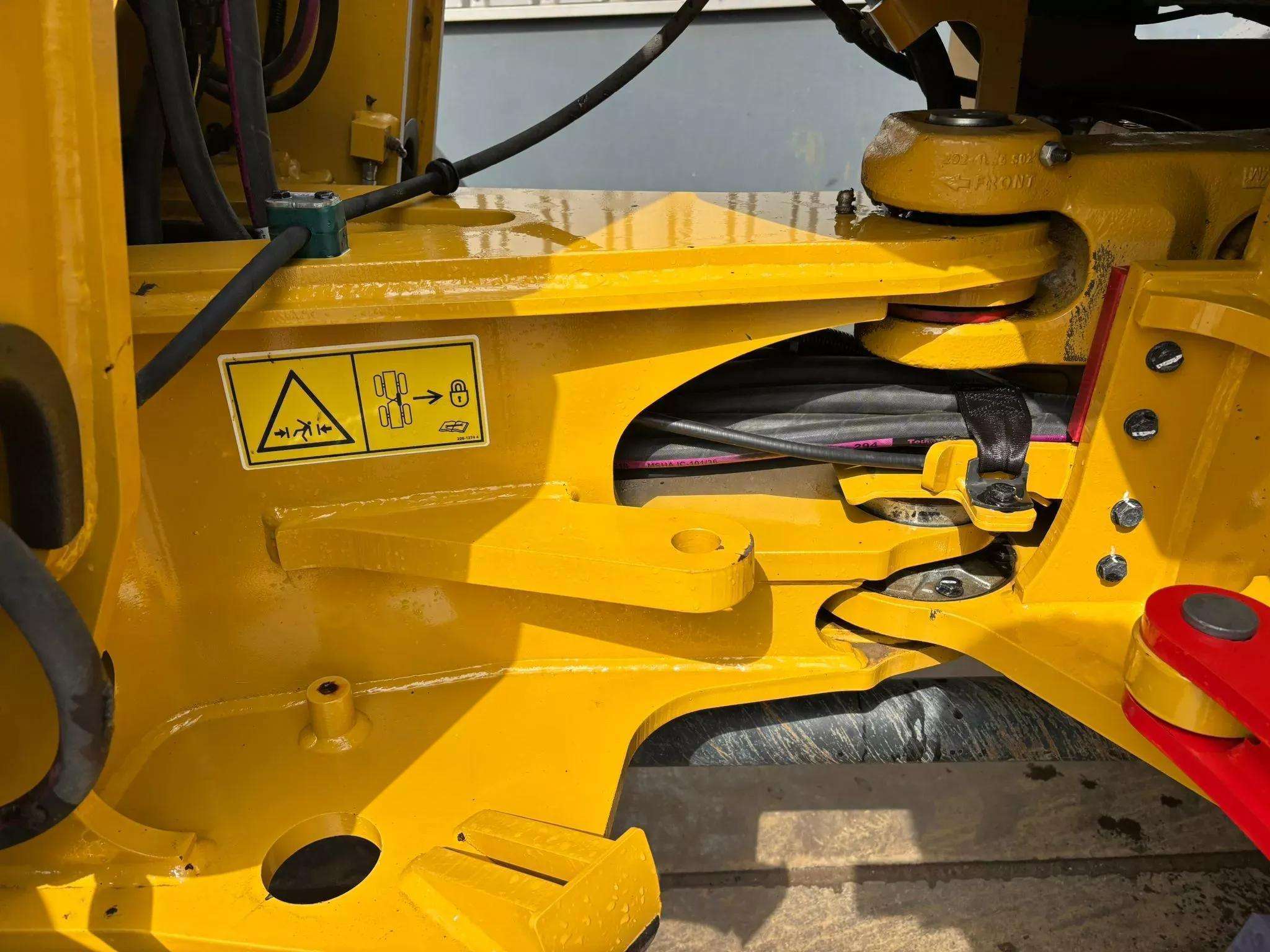 2022 Caterpillar 908M Loader - Image 11