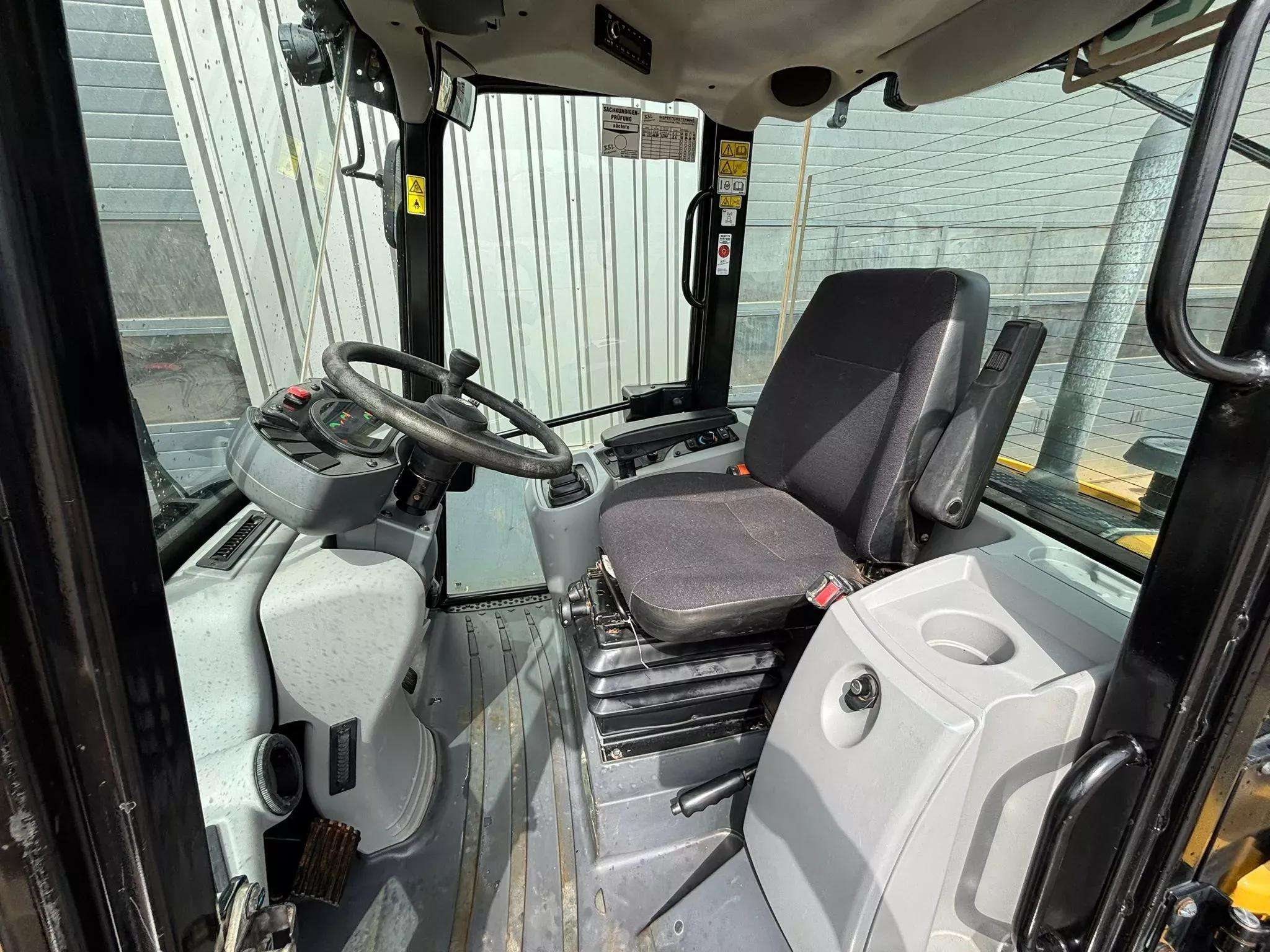 2022 Caterpillar 908M Loader - Image 12