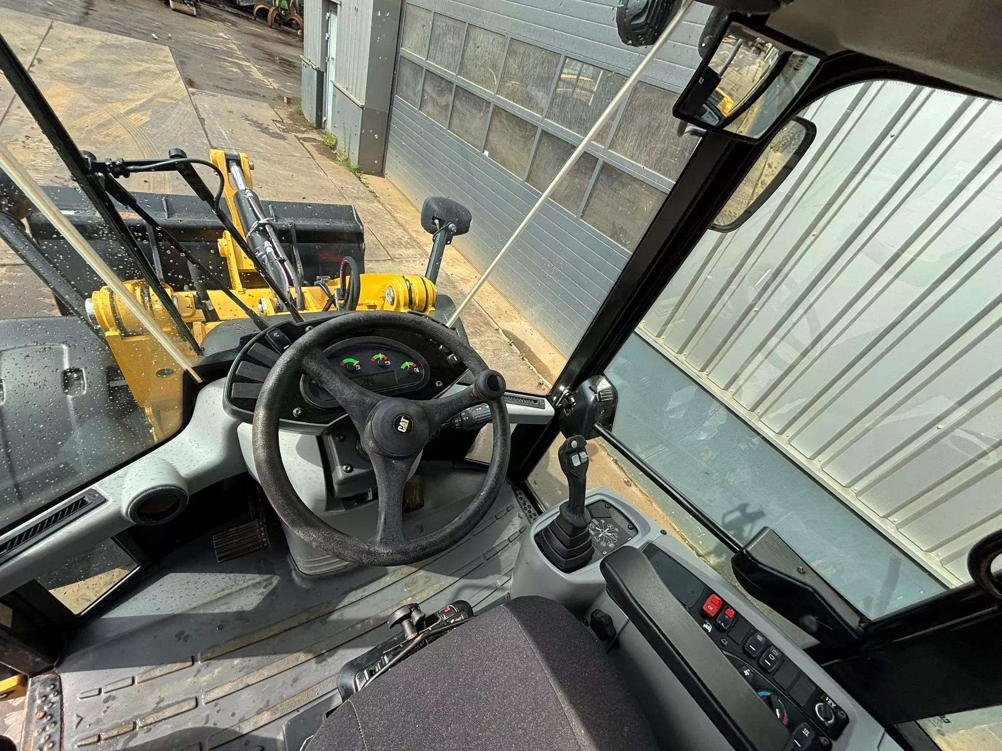 2022 Caterpillar 908M Loader - Image 13
